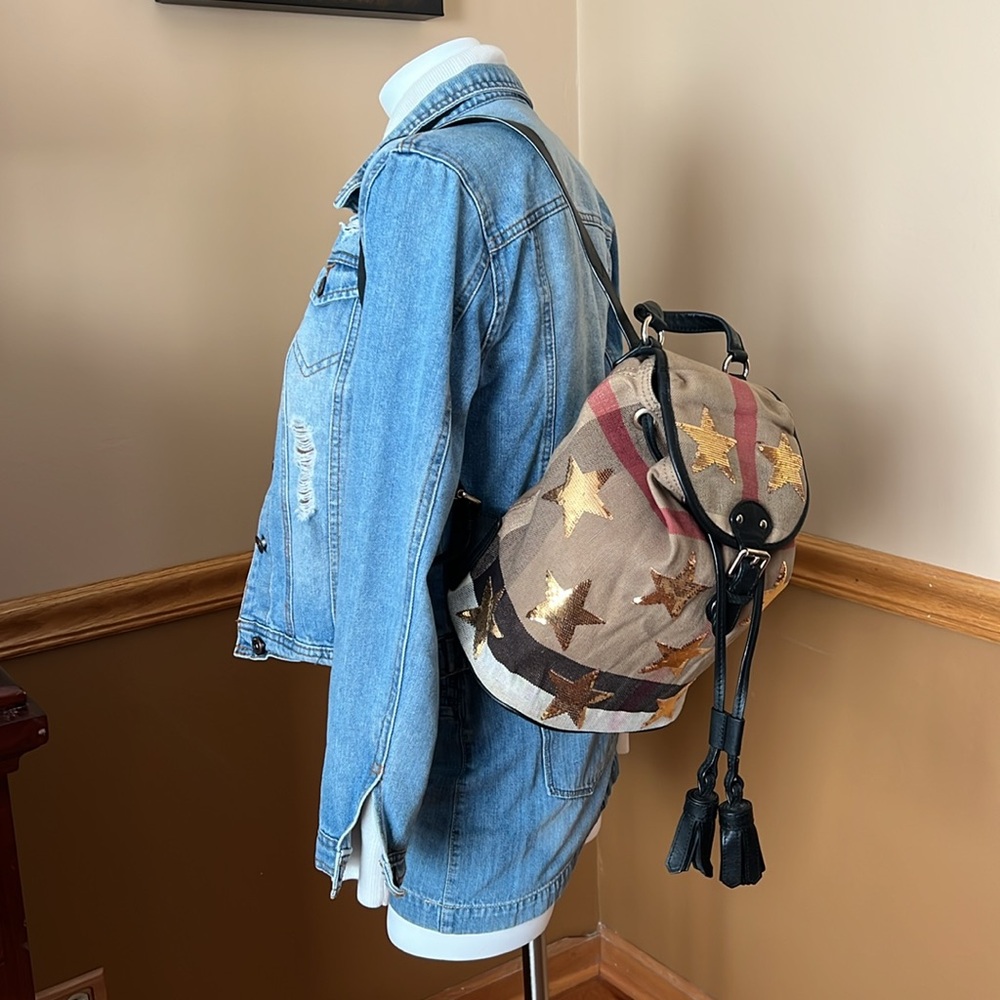 A 417- 💯 % authentic Burberry backpack bag - Picture 3 of 3